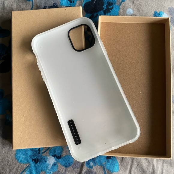 Akna Case ~ iPhone 11 - Picture 2 of 5